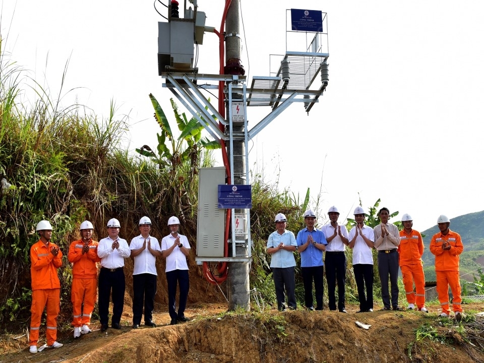 Các đại biểu tham dự Lễ khánh thành công trình xây dựng đường dây 35kV khu vực xã Nậm Sỏ (huyện Tân Uyên) cùng tham gia gắn biển chào mừng Đại hội Đảng bộ các cấp nhiệm kỳ 2025 - 2030, tiến tới Đại hội đại biểu toàn quốc lần thứ XIV của Đảng.
