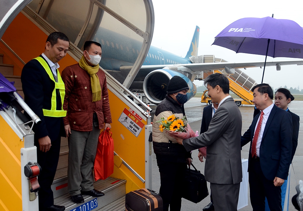  Sở Du lịch phối hợp với Cảng vụ Hàng không miền Trung, Cảng Hàng không Quốc tế Phú Bài và Chi nhánh Vietnam Airlines tại Huế tổ chức đón khách du lịch đầu tiên đến Thừa Thiên Huế bằng đường hàng không năm 2023.