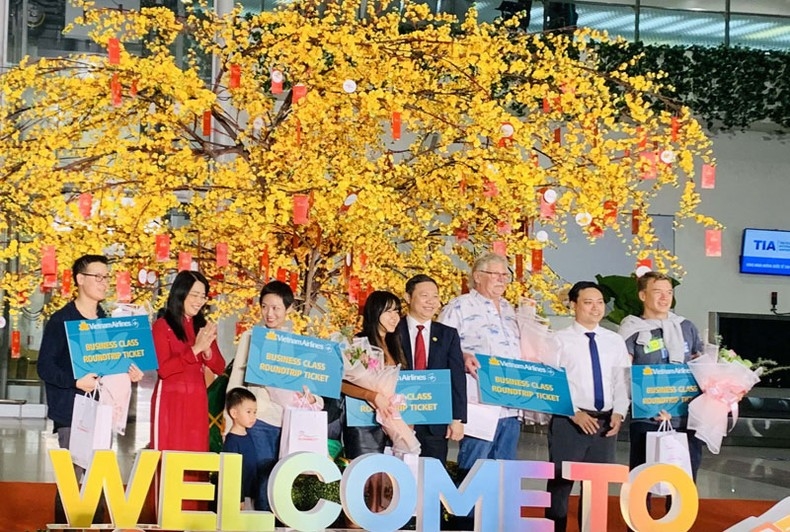 Ban Tổ chức tặng quà cho 6 vị khách may mắn được chọn trên chuyến bay quốc tế VN30 từ Frankfurt (Đức) đến Thành phố Hồ Chí Minh.