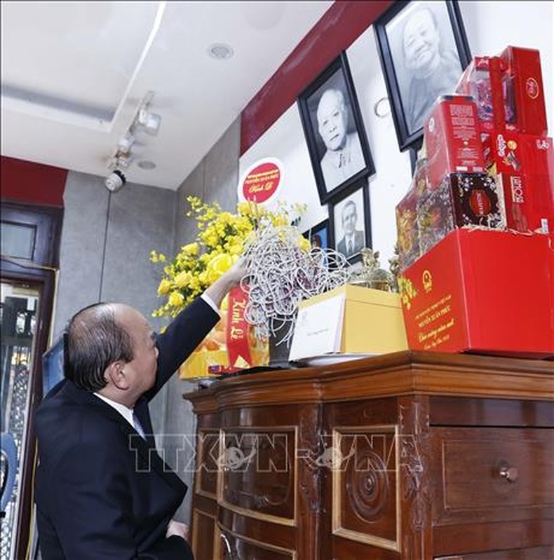Chủ tịch nước Nguyễn Xuân Phúc tới dâng hương tưởng niệm cố Chủ tịch nước Tôn Đức Thắng. (Ảnh: TTXVN)
