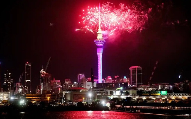 Pháo hoa rực sáng trên tháp Sky Tower ở trung tâm Auckland, New Zealand, ngày 1/1/2023. (Ảnh: AP