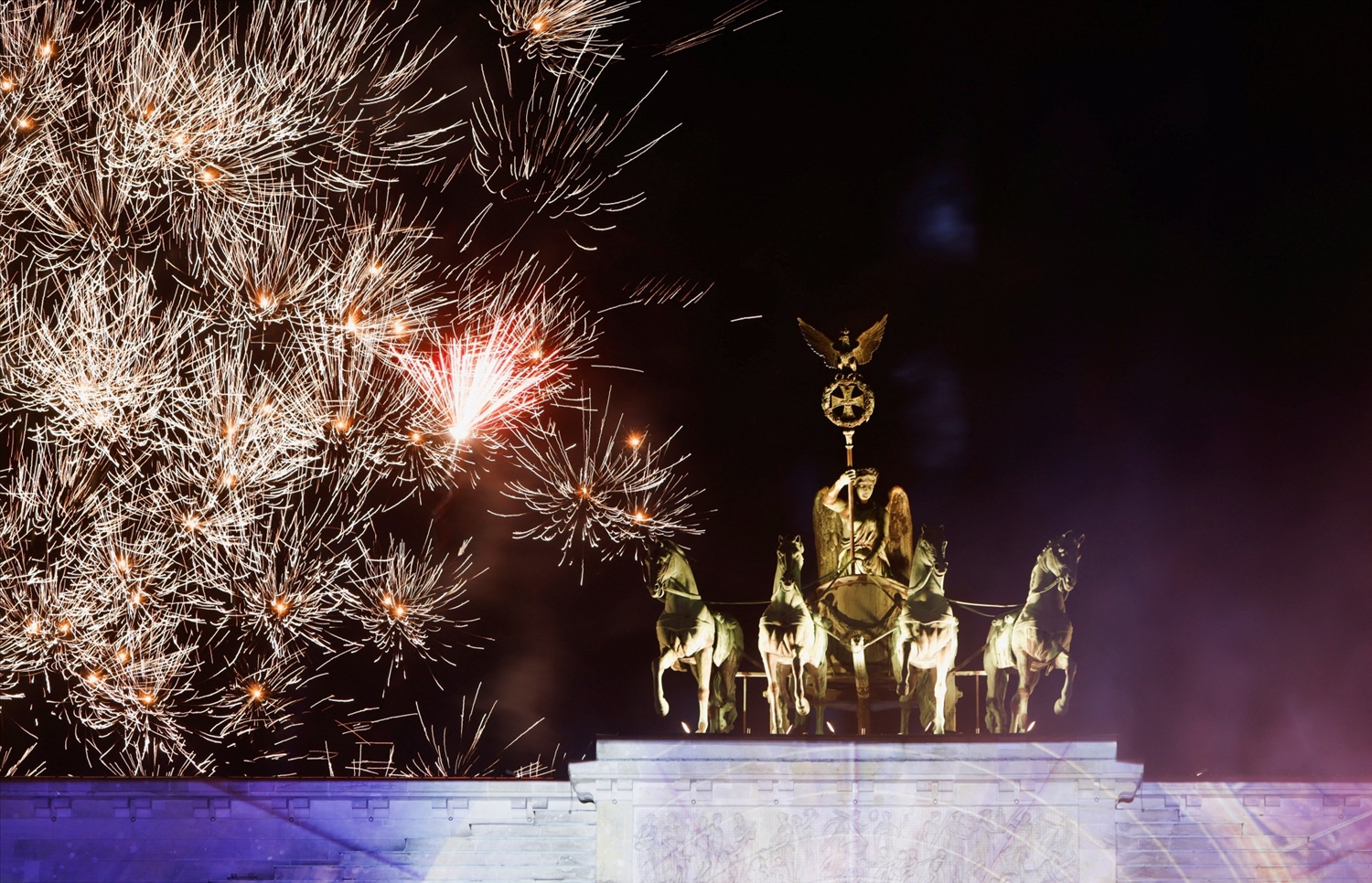 Trình diễn pháo hoa bên Cổng Brandenburg trước thềm năm mới ở Berlin, Đức, ngày 31/12/2022. (Ảnh: Reuters)