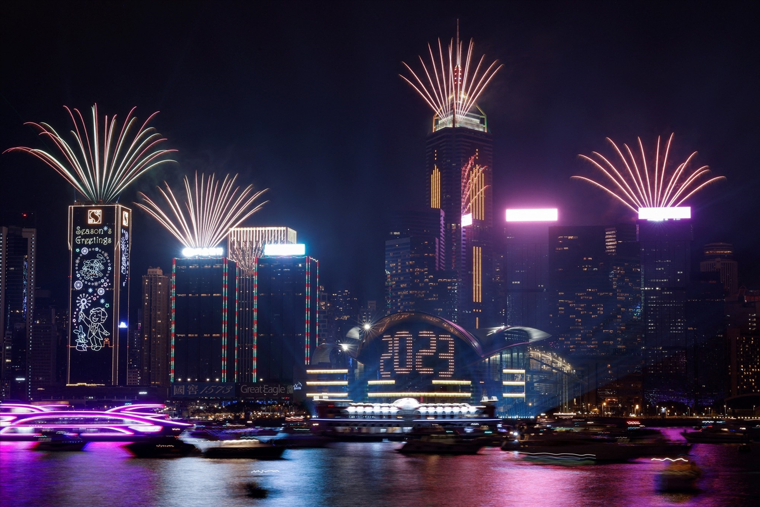 Pháo hoa bừng sáng cảng Victoria chào mừng năm mới ở Hồng Kông (Trung Quốc), ngày 1/1/2023. (Ảnh: Reuters)