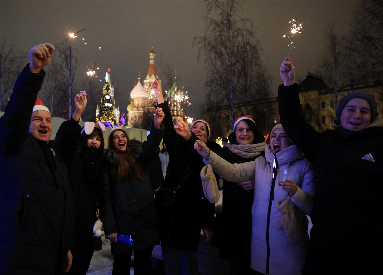 Người dân tham dự lễ đón giao thừa, chào năm mới ở trung tâm thủ đô Moscow, Nga. (Ảnh: Reuters)