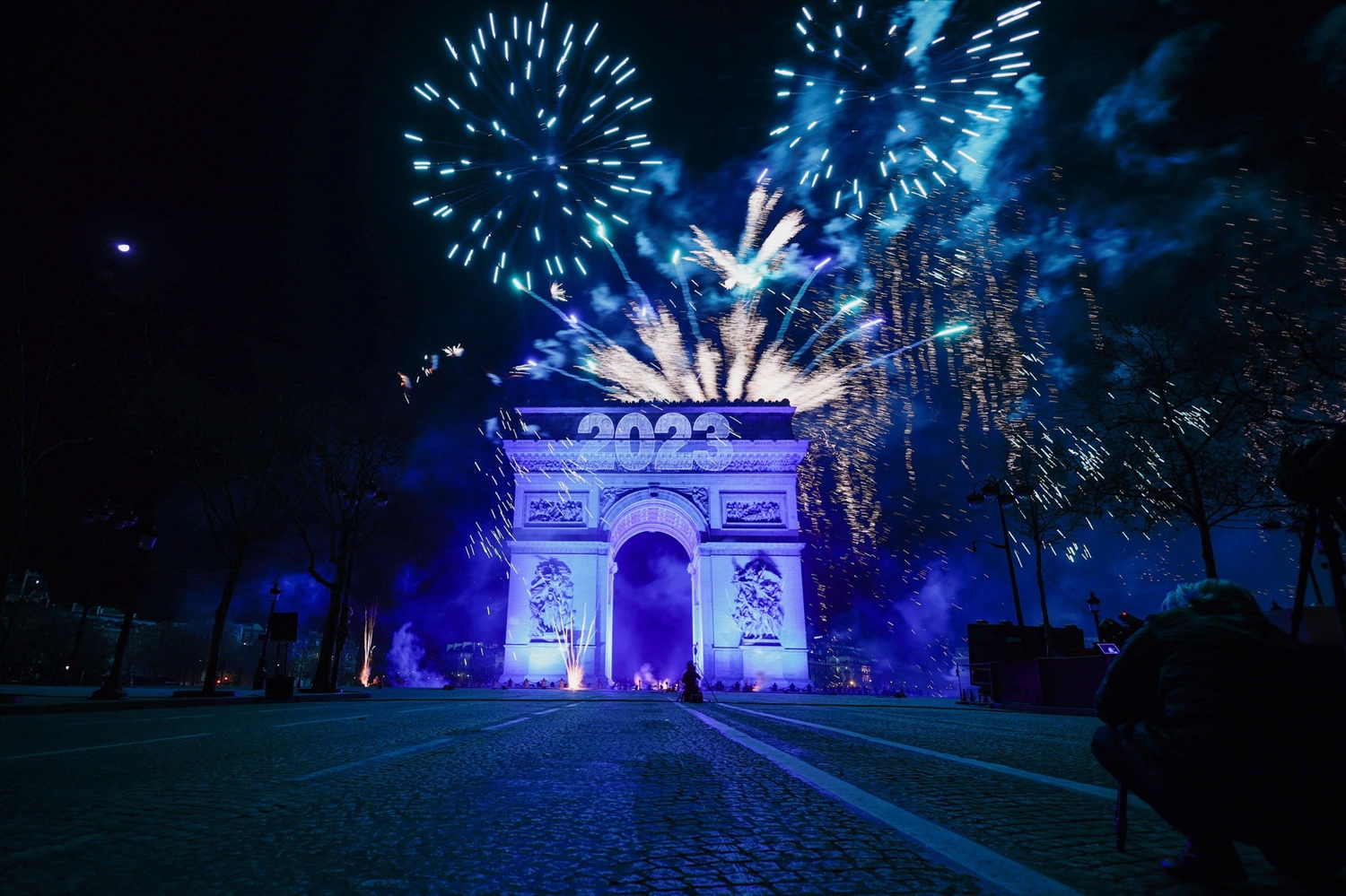 Pháo hoa thắp sáng bầu trời Paris trước Khải Hoàn Môn trong lễ đón năm mới trên đại lộ Champs Elysees ở Paris, Pháp. (Ảnh: Reuters)