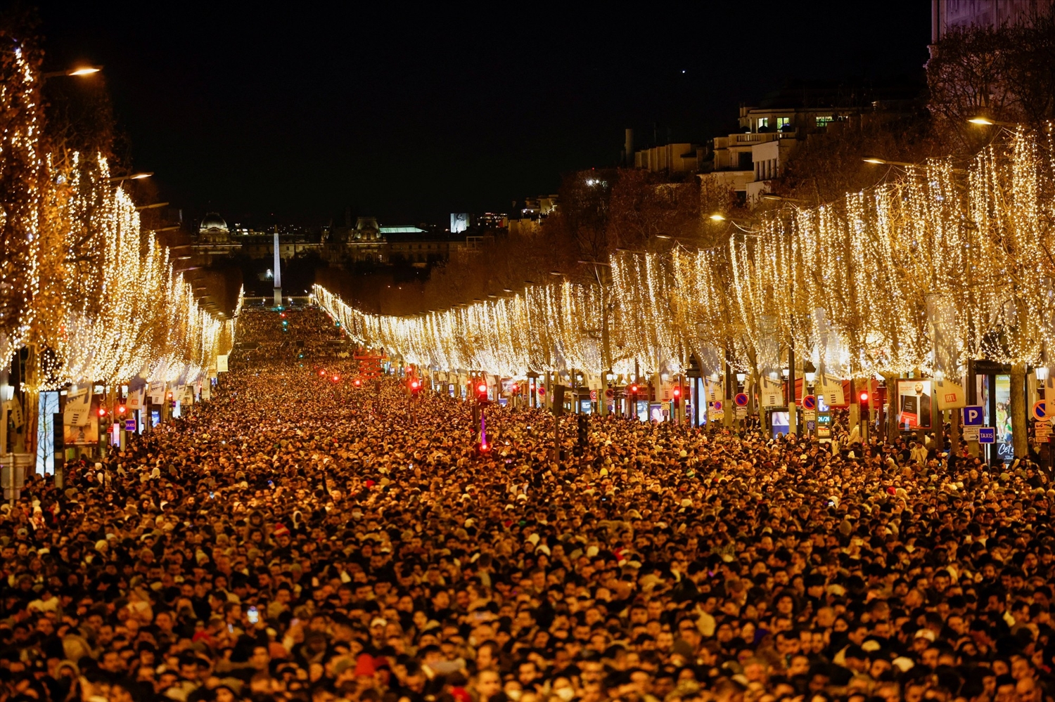 Người dân Pháp đổ về đại lộ Champs Elysees trong khoảnh khắc giao thừa ở Paris, Pháp, ngày 31/12/2022. (Ảnh: Reuters)