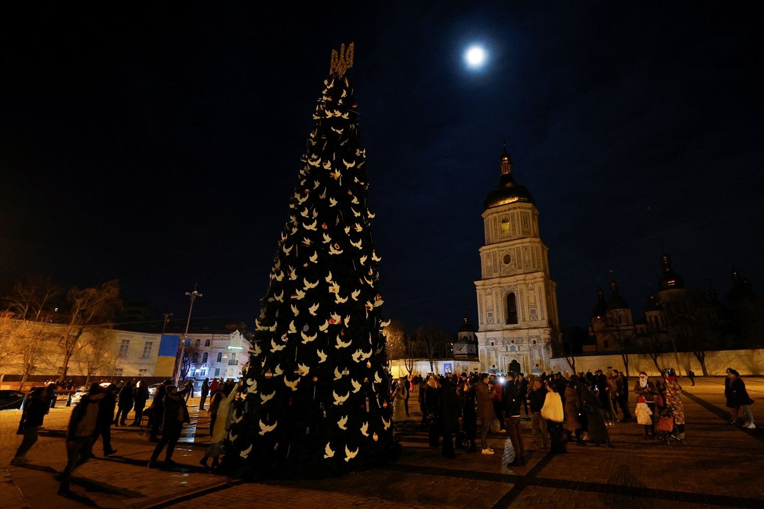 Người Ukraine tập trung bên cây thông Noel để đón giao thừa trước giờ giới nghiêm tại Nhà thờ St. Sophia ở Kiev, Ukraine, ngày 31/12/2022. (Ảnh: Reuters)