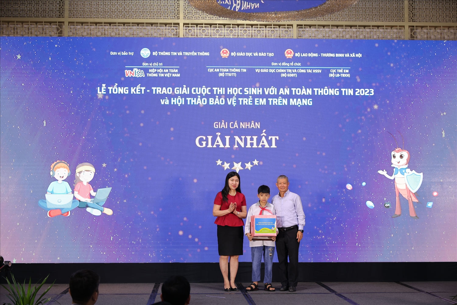 Chủ tịch VNISA Nguyễn Thành Hưng và Phó Cục trưởng Cục Trẻ em Nguyễn Thị Nga trao giải nhất cho các em học sinh có thành tích xuất sắc
