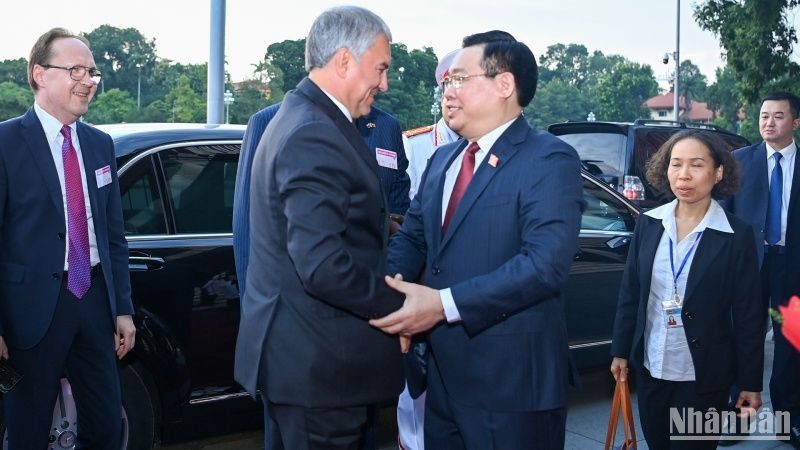 Chủ tịch Quốc hội Vương Đình Huệ nồng nhiệt chào mừng Chủ tịch Duma Quốc gia Quốc hội Liên bang Nga Vyacheslav Viktorovich Volodin thăm chính thức Việt Nam.