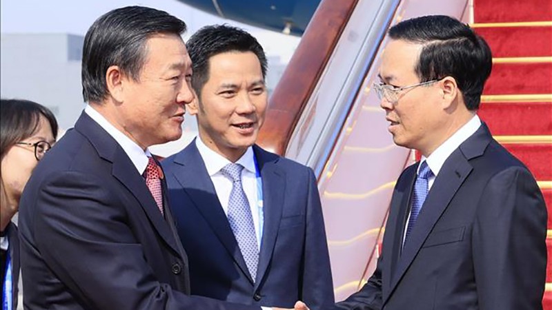 Bộ trưởng Nhà ở và Xây dựng đô thị, nông thôn Trung Quốc Nghê Hồng đón Chủ tịch nước Võ Văn Thưởng tại Sân bay Bắc Kinh. (Ảnh: TTXVN)