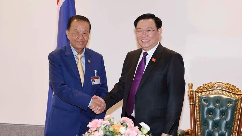 Chủ tịch Quốc hội Vương Đình Huệ và Chủ tịch Quốc hội Vương quốc Thái Lan Wanmuhamadnoor Matha. (Ảnh: TTXVN)
