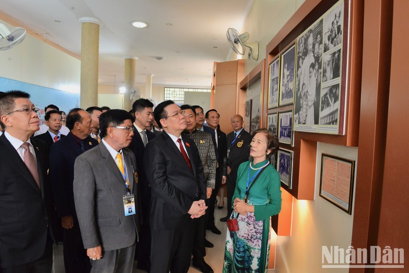Chủ tịch Quốc hội Vương Đình Huệ thăm gian trưng bày tại Khu di tích Chủ tịch Hồ Chí Minh.