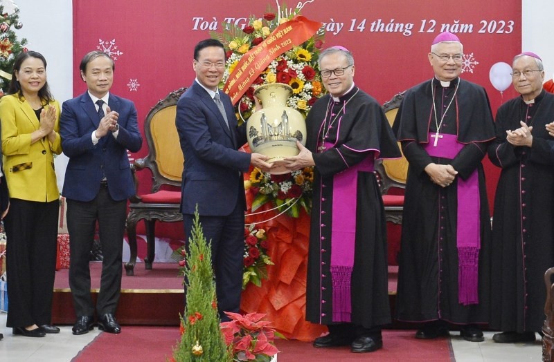 Chủ tịch nước Võ Văn Thưởng chúc mừng Tổng Giám mục Giuse Nguyễn Chí Linh, Tổng Giám mục Tổng Giáo phận Huế. (Ảnh: Minh Đức/TTXVN)