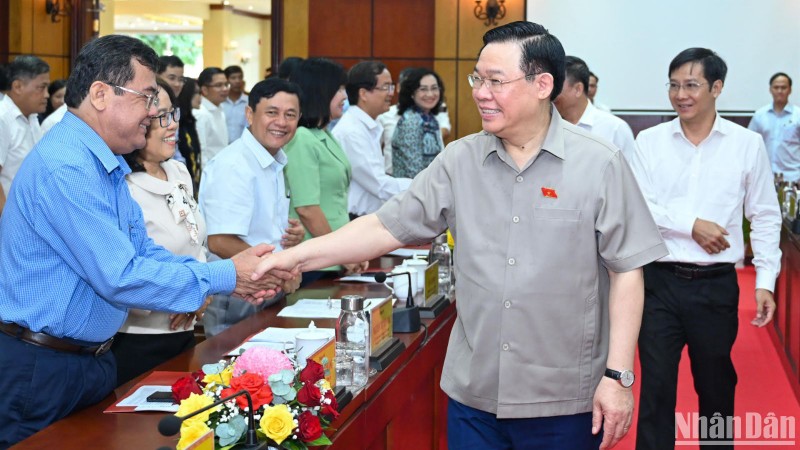 Chủ tịch Quốc hội Vương Đình Huệ với các đồng chí lãnh đạo chủ chốt tỉnh Tây Ninh.