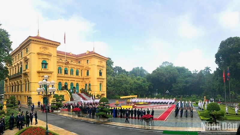 Phủ Chủ tịch, nơi Thủ tướng Phạm Minh Chính và Phu nhân chủ trì Lễ đón Thủ tướng Chính phủ nước Cộng hòa Dân chủ Nhân dân Lào Sonexay Siphandone và Phu nhân.