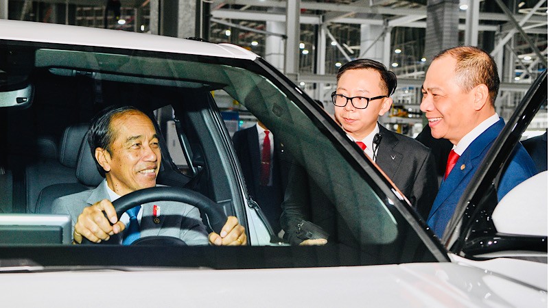 Tổng thống Indonesia Joko Widodo trực tiếp ngồi thử ghế lái chiếc VF9 tại Nhà máy.