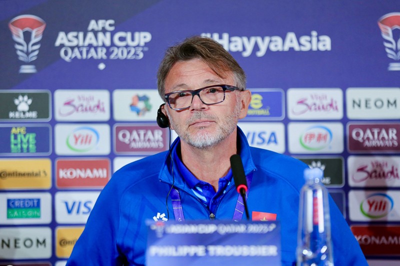 Huấn luyện viên Philippe Troussier tại buổi họp báo trước trận đấu gặp Nhật Bản. (Ảnh: VFF)