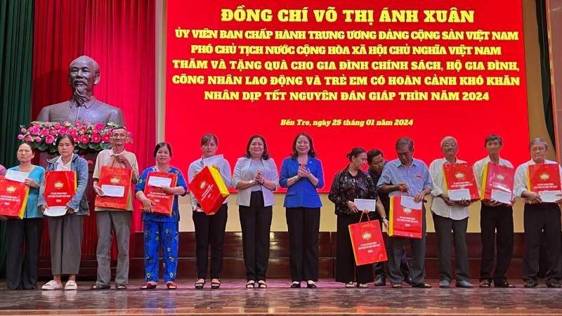Phó Chủ tịch nước Võ Thị Ánh Xuân cùng lãnh đạo chính quyền địa phương tặng quà Tết tại tỉnh Bến Tre.