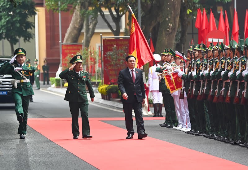 Chủ tịch Quốc hội Vương Đình Huệ đến thăm, chúc Tết tại Bộ Tư lệnh Bộ đội Biên phòng. (Ảnh: DUY LINH)