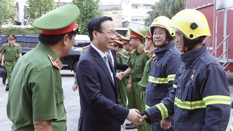 Chủ tịch nước Võ Văn Thưởng thăm hỏi, động viên, chúc Tết cán bộ, chiến sỹ Phòng Cảnh sát Phòng cháy Chữa cháy và cứu nạn, cứu hộ Công an Thành phố Hồ Chí Minh. (Ảnh: TTXVN)