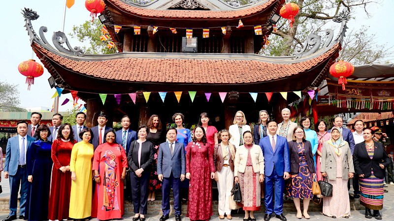 Phó Chủ tịch nước Võ Thị Ánh Xuân và các đại biểu chụp ảnh lưu niệm tại quần thể di tích lịch sử quốc gia đền, đình, chùa Đồng Kỵ.