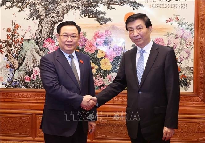 Chủ tịch Chính hiệp toàn quốc Trung Quốc Vương Hộ Ninh đón Chủ tịch Quốc hội Vương Đình Huệ. 