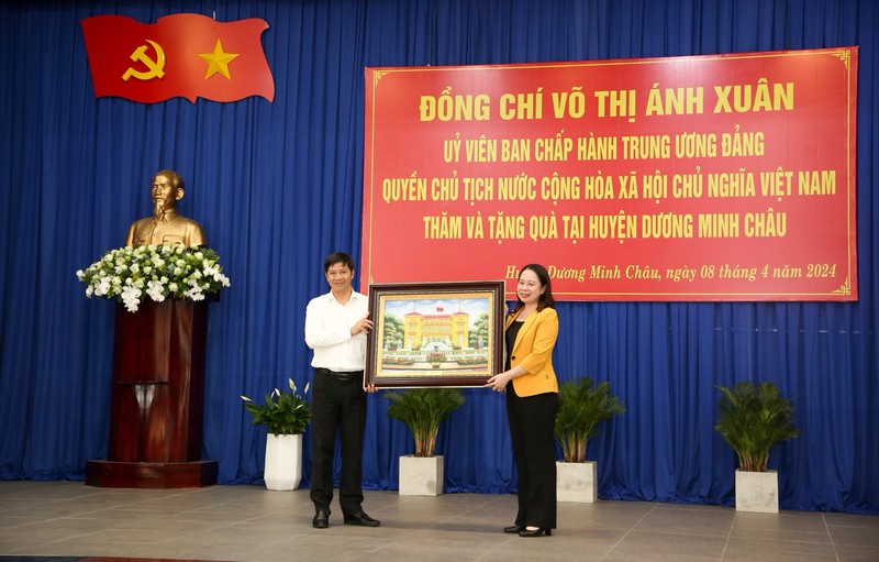 Quyền Chủ tịch nước Võ Thị Ánh Xuân trao quà lưu niệm cho lãnh đạo tỉnh Tây Ninh. (Ảnh: Giang Phương)