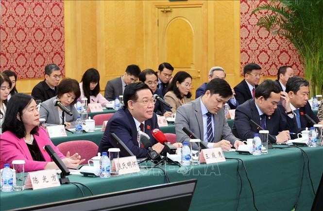 Chủ tịch Quốc hội Vương Đình Huệ phát biểu tại cuộc tọa đàm với lãnh đạo Khu thí điểm mậu dịch tự do Thượng Hải. Ảnh: Nhan Sáng/TTXVN