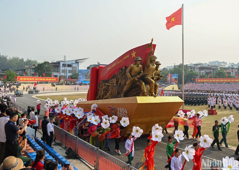 Cụm tượng đài kéo pháo với dòng chữ "Quyết chiến quyết thắng" tiến qua lễ đài trong buổi tổng duyệt.