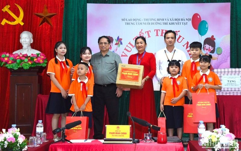 Thủ tướng Phạm Minh Chính tặng quà cho Trung tâm Nuôi dưỡng trẻ khuyết tật Hà Nội và các cháu học sinh