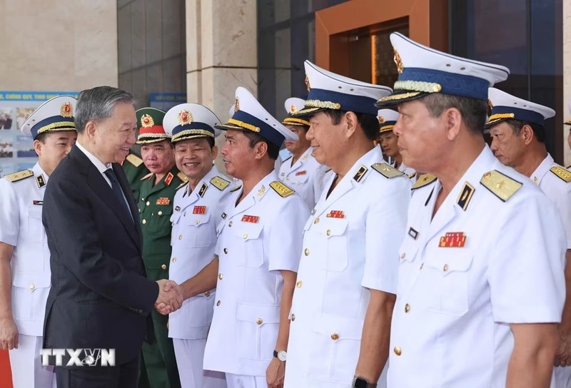 Chủ tịch nước Tô Lâm với lãnh đạo Bộ Tư lệnh Quân chủng Hải quân. (Ảnh: TTXVN)