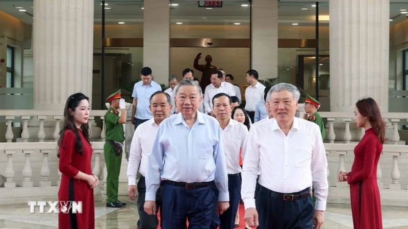 Chủ tịch nước Tô Lâm đến thăm, làm việc tại Tòa án nhân dân tối cao