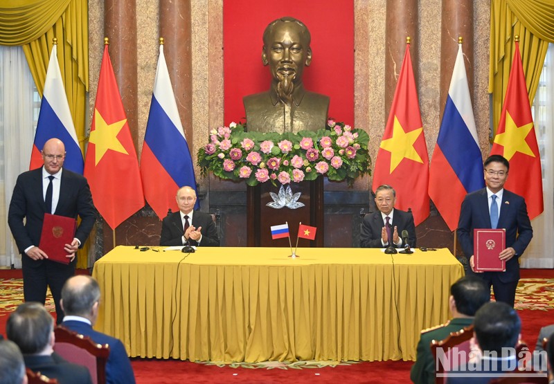 Chủ tịch nước Tô Lâm và Tổng thống Liên bang Nga Vladimir Putin chứng kiến Lễ trao các văn kiện hợp tác Việt Nam-Liên bang Nga