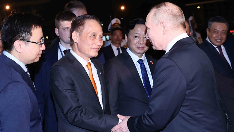 Bí thư Trung ương Đảng, Trưởng ban Đối ngoại Trung ương Lê Hoài Trung tiễn Tổng thống Liên bang Nga Vladimir Putin tại sân bay quốc tế Nội Bài (Hà Nội). (Ảnh: TTXVN)