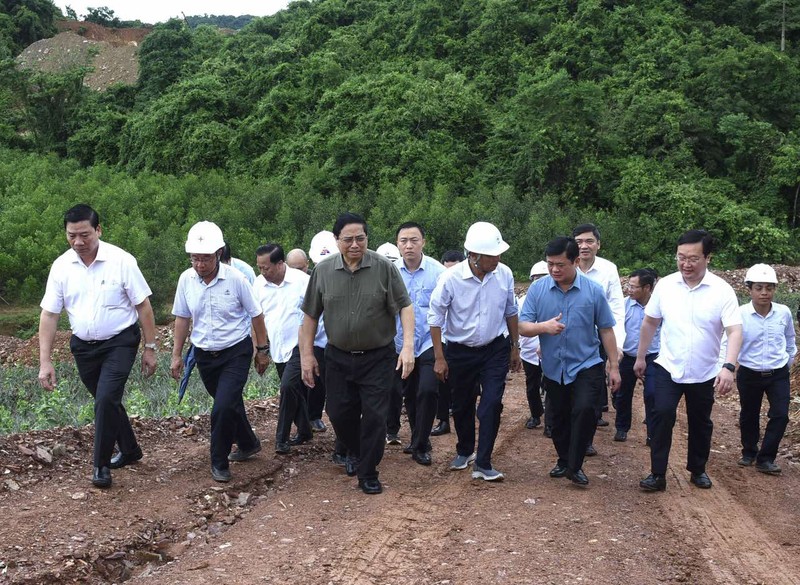 Thủ tướng Phạm Minh Chính đi thị sát, kiểm tra vị trí cột 22 tại Hoàng Mai, tỉnh Nghệ An