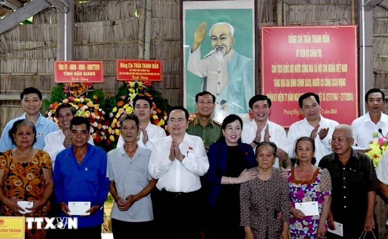Chủ tịch Quốc hội Trần Thanh Mẫn tặng quà các gia đình chính sách, có công với cách mạng nhân dịp kỷ niệm 77 năm Ngày Thương binh-Liệt sĩ (27/7/1947-27/7/2024). (Ảnh: TTXVN)
