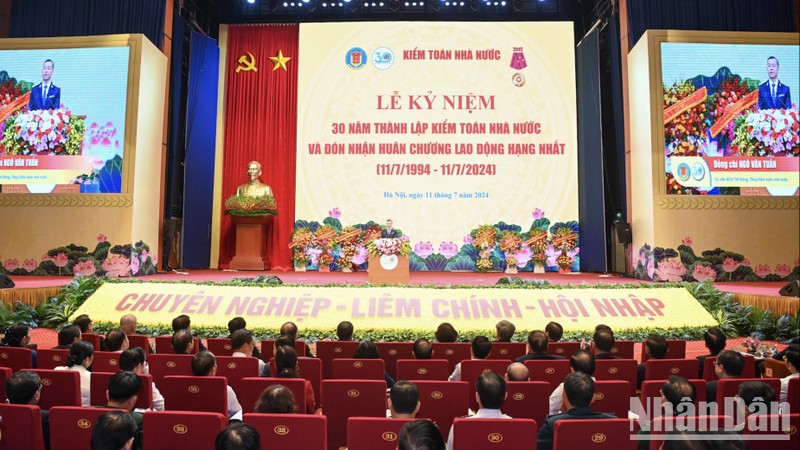 Quang cảnh lễ kỷ niệm 30 năm thành lập Kiểm toán Nhà nước và đón nhận Huân chương Lao động hạng Nhất. (Ảnh: DUY LINH)