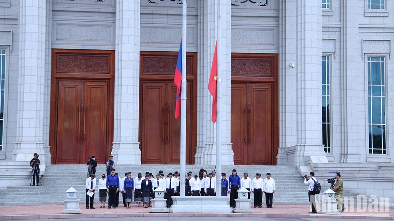 Quốc hội Lào treo cờ rủ tưởng nhớ Tổng Bí thư Đảng Cộng sản Việt Nam Nguyễn Phú Trọng. (Ảnh: Trịnh Dũng)