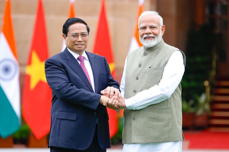 Thủ tướng Phạm Minh Chính và Thủ tướng Ấn Độ Narendra Modi thân thiết bắt tay sau hội đàm. (Ảnh: TTXVN)