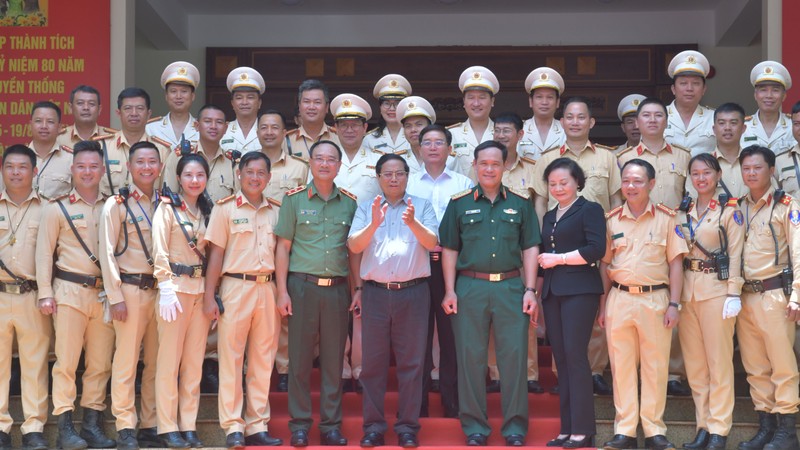 Thủ tướng Phạm Minh Chính với cán bộ, chiến sĩ Công an tỉnh Đắk Lắk. (Ảnh: THANH GIANG)