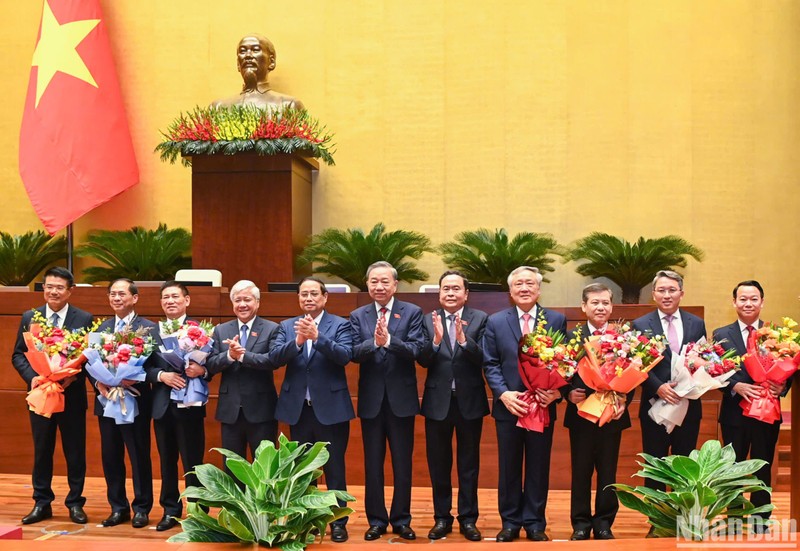 Các đồng chí lãnh đạo Đảng, Nhà nước tặng hoa chúc mừng các nhân sự vừa được Quốc hội bầu, phê chuẩn bổ nhiệm. (Ảnh: DUY LINH)