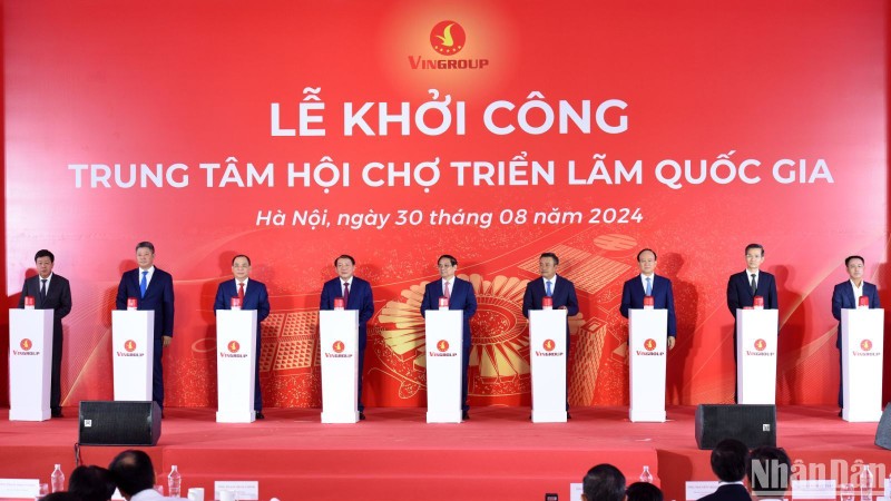 Thủ tướng Phạm Minh Chính và các đồng chí lãnh đạo, đại biểu thực hiện nghi thức khởi công. (Ảnh: Trần Hải)