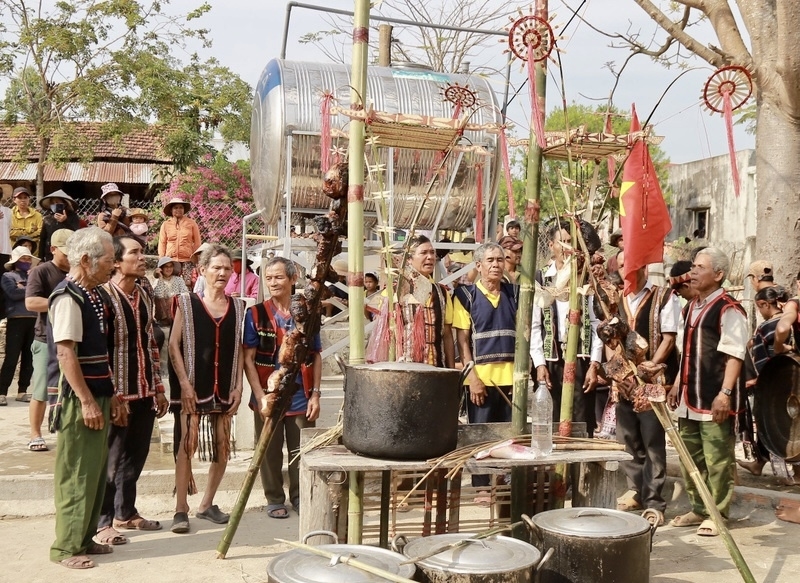 Hội đồng già làng thực hiện nghi lễ Sơmă Kơcham