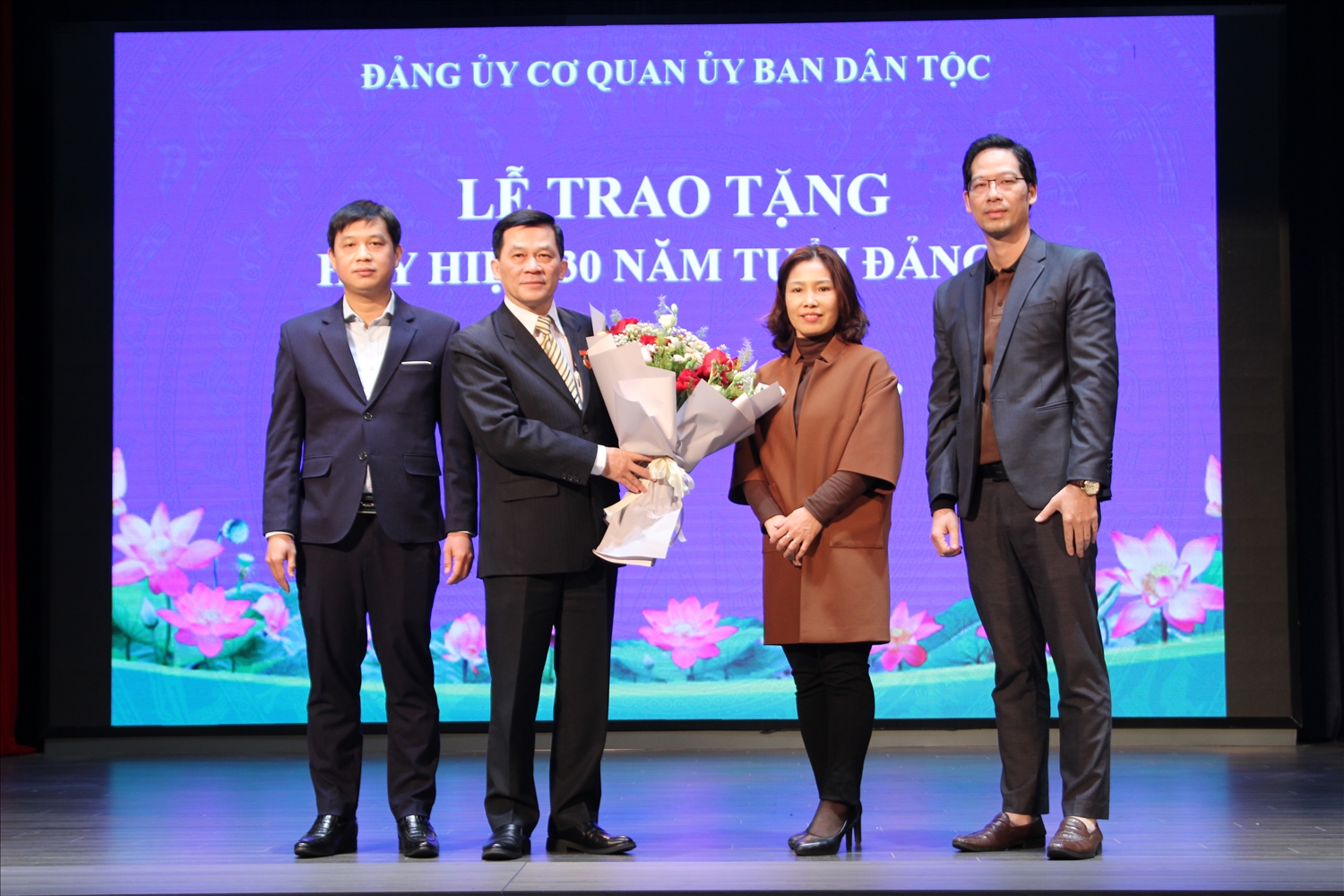 Đại diện Văn phòng Đảng ủy UBDT tặng hoa chúc mừng Bí thư Đảng ủy, Thứ trưởng, Phó Chủ nhiệm UBDT Nông Quốc Tuấn