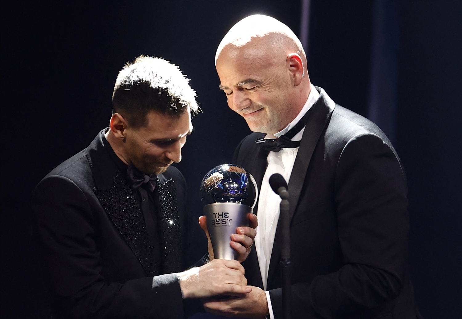 Chủ tịch FIFA Gianni Infantino trao tặng danh hiệu cho Messi (Ảnh Internet)