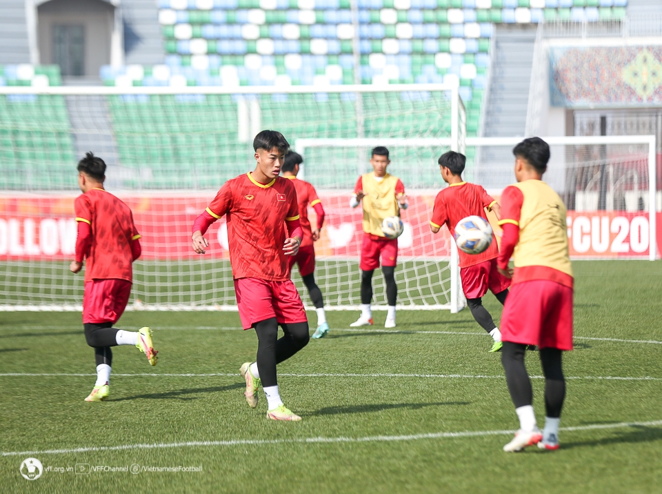 Đội tuyển U20 Việt Nam làm quen sân thi đấu (Ảnh VFF)