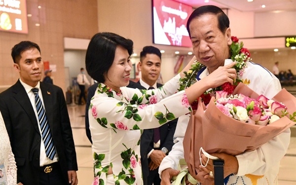 Phó Tổng cục trưởng Tổng cục TDTT Lê Thị Hoàng Yến chào đón các thành viên Ban Tổ chức SEA Games 32 Campuchia tháp tùng ngọn đuốc tại sân bay Nội Bài - Ảnh: Tổng cục TDTT