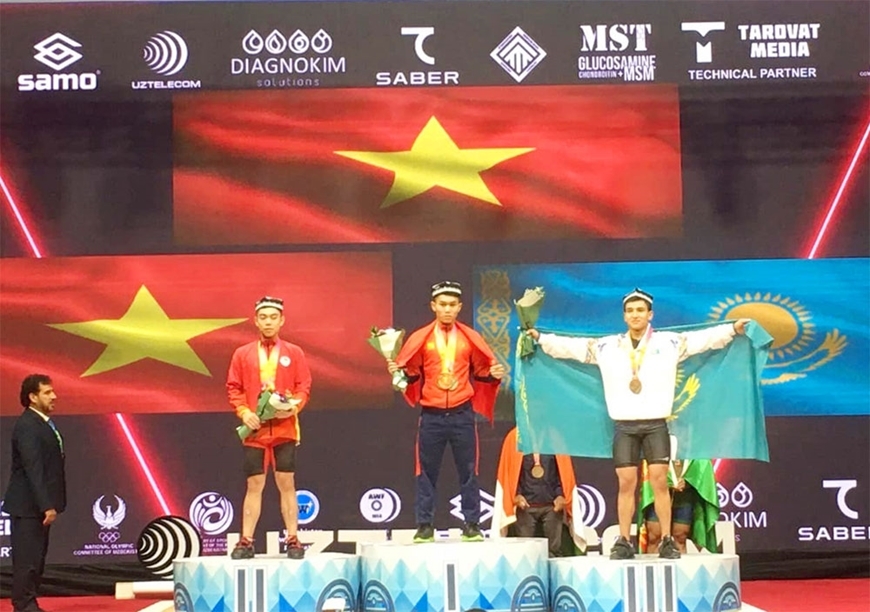 K'Dương (đứng giữa) trên bục nhận huy chương (Ảnh: IWF)