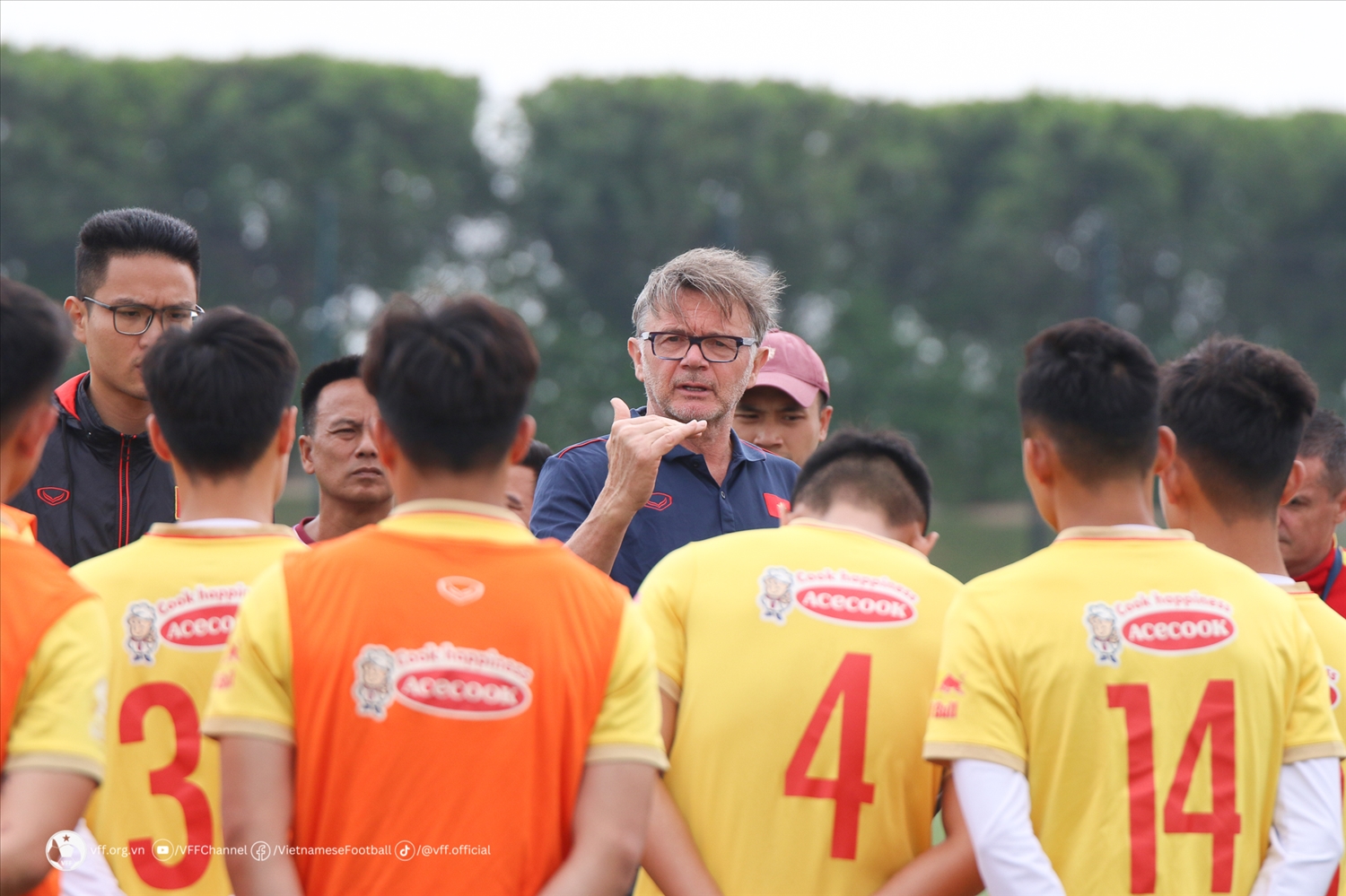 HLV Philippe Troussier cùng đội tuyển U23 Việt Nam còn nhiều vấn đề cần hoàn thiện trong thời gian tới (Ảnh VFF)