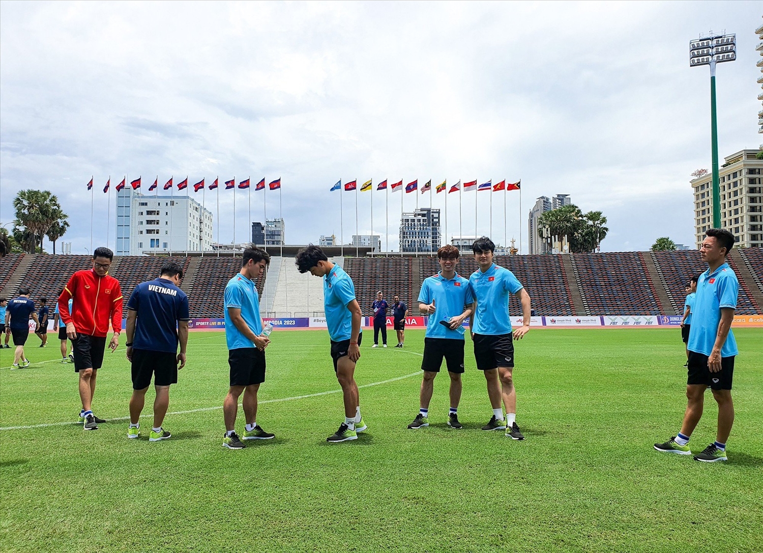 Đội tuyển U22 Việt Nam làm quen với sân Olympic (Ảnh VFF)